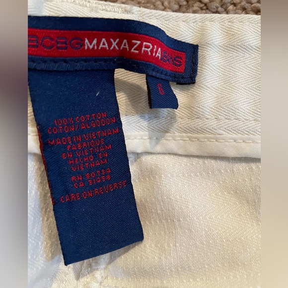 BCBG MaxAzria designer white / cream flared jeans w/buckle design size 6 Vintage - Picture 6 of 11